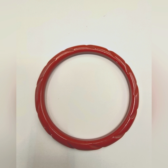 Vintage Carved Bakelite Bangle Bracelet - Picture 5 of 8